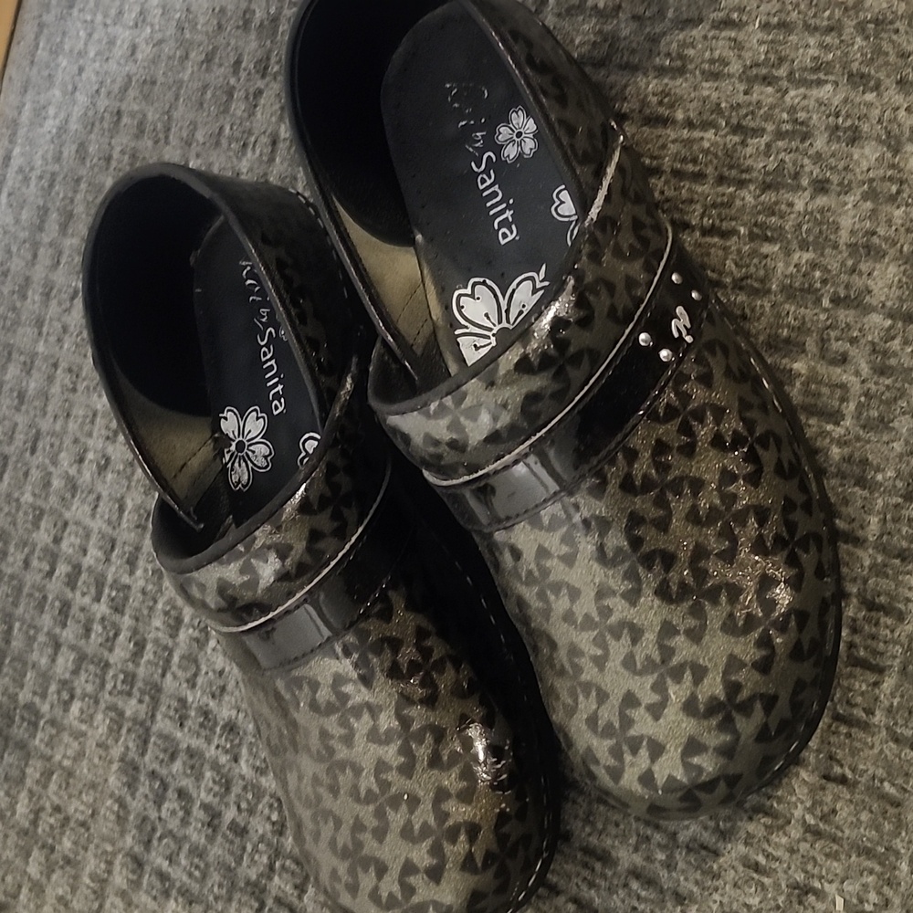 Koi clogs.